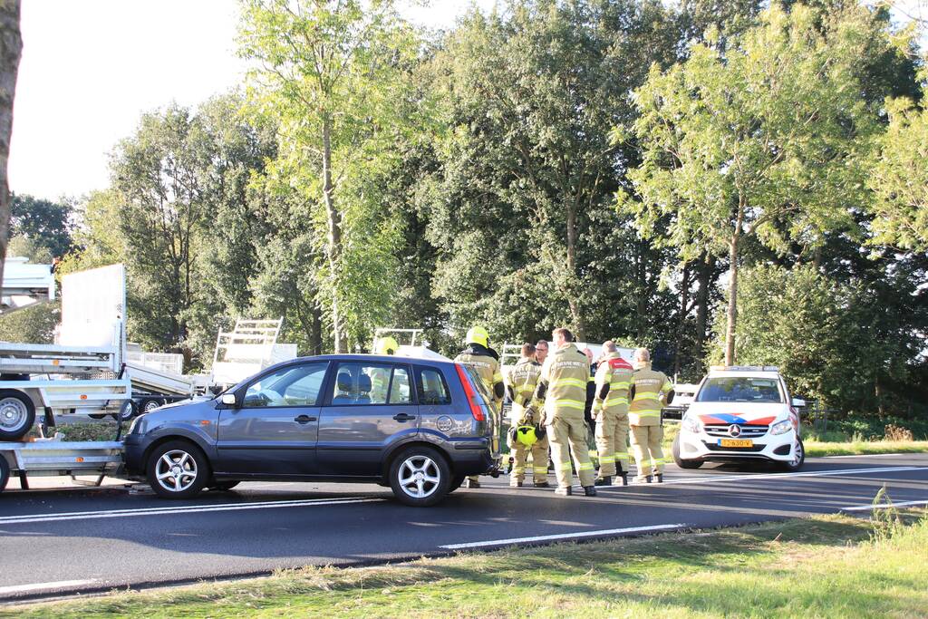 Automobilist botst frontaal op stilstaande aanhanger