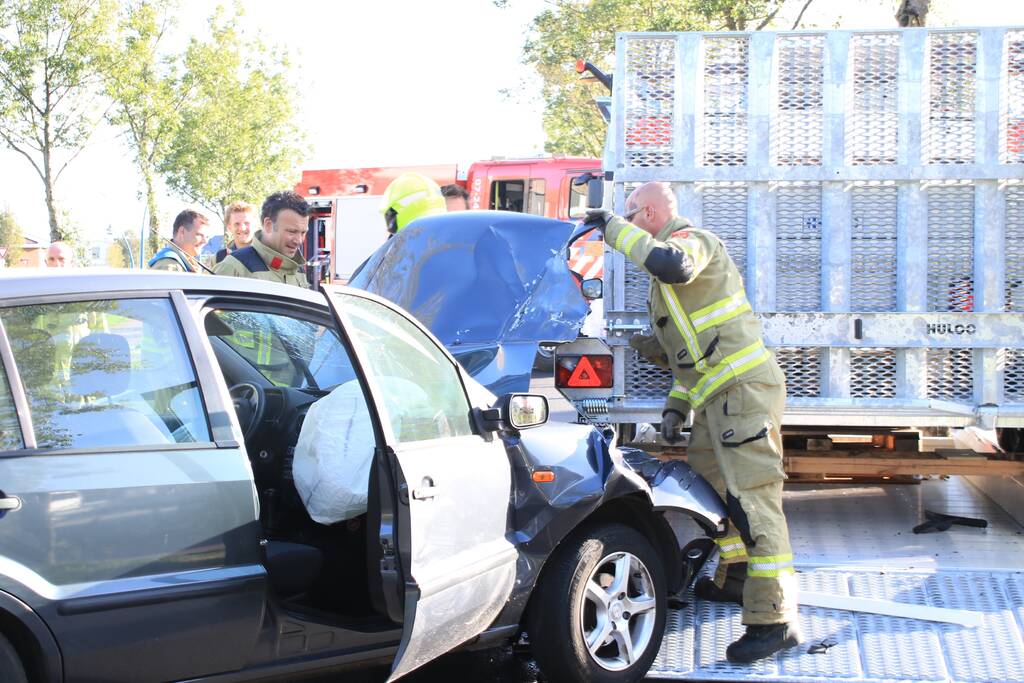 Automobilist botst frontaal op stilstaande aanhanger