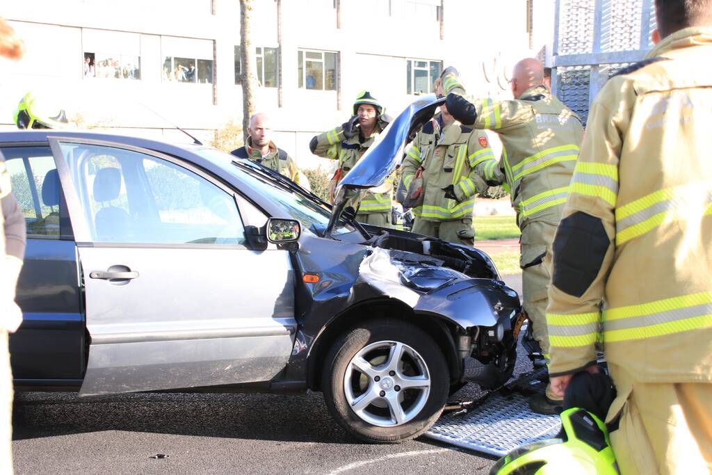 Automobilist botst frontaal op stilstaande aanhanger