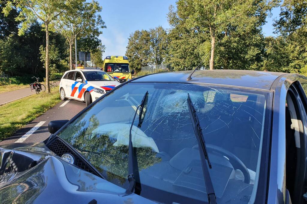 Automobilist botst frontaal op stilstaande aanhanger