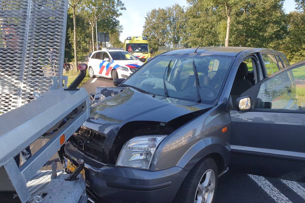 Automobilist botst frontaal op stilstaande aanhanger