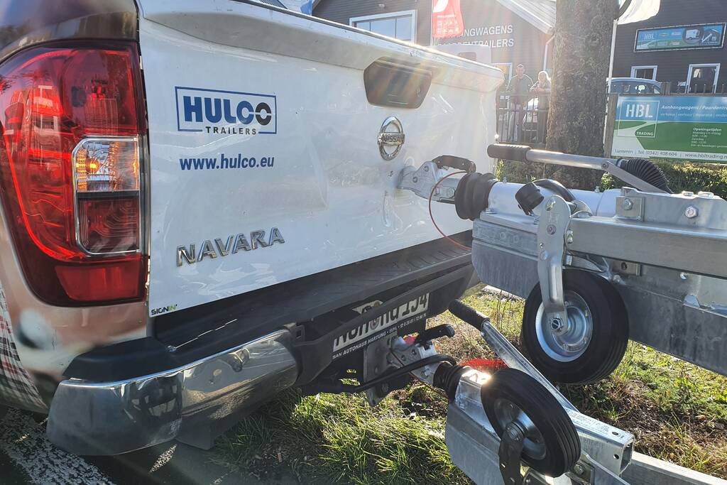 Automobilist botst frontaal op stilstaande aanhanger