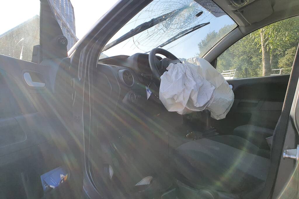 Automobilist botst frontaal op stilstaande aanhanger