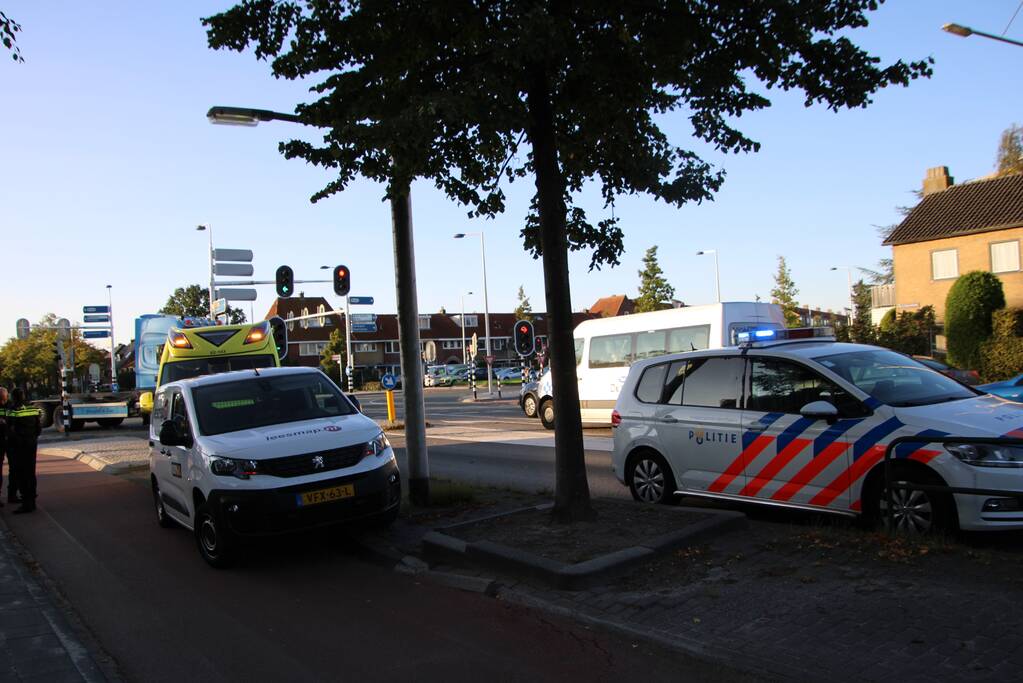 Fietser aangereden door bestelbus