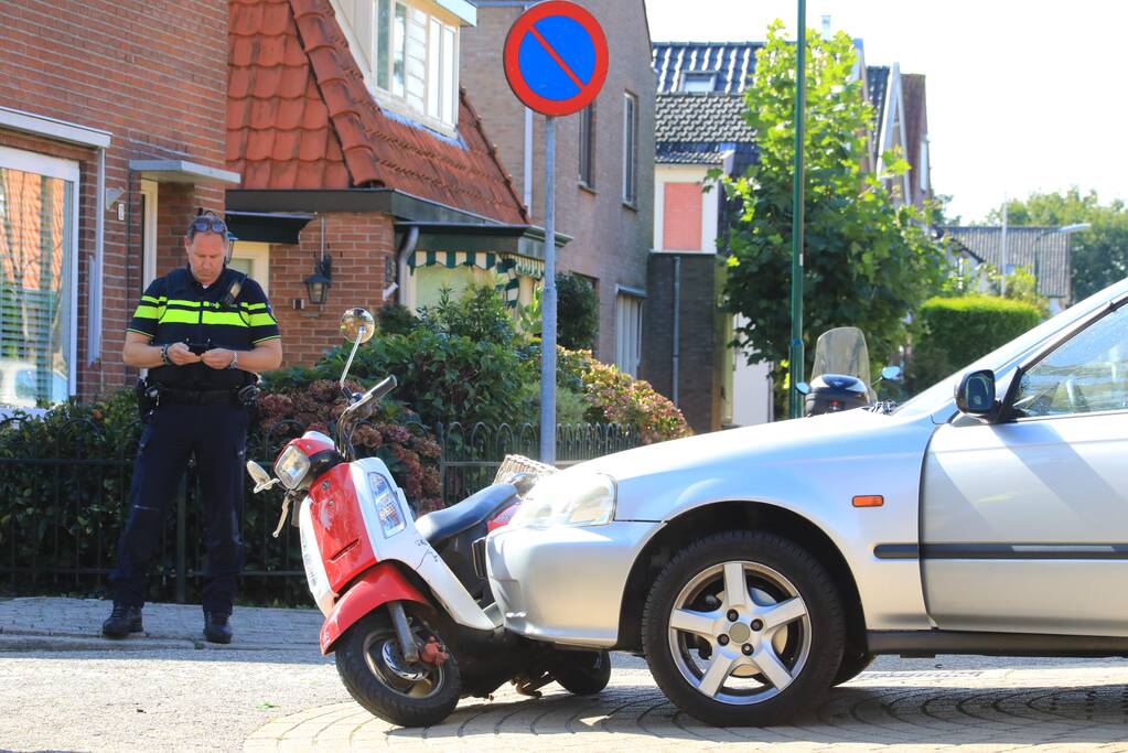 Vrouw op scooter aangereden door auto