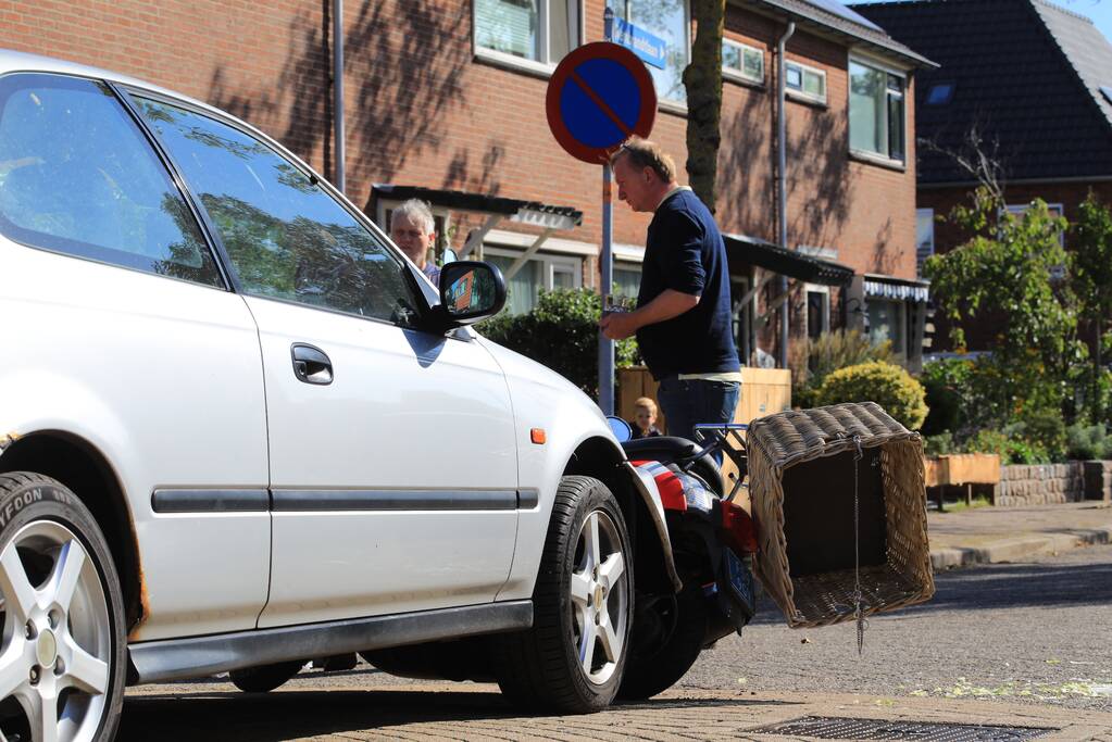 Vrouw op scooter aangereden door auto