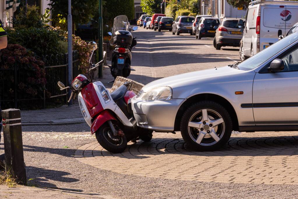 Vrouw op scooter aangereden door auto