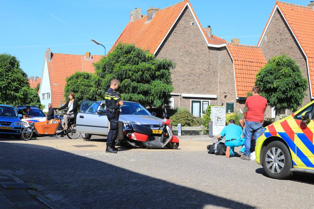 Vrouw op scooter aangereden door auto