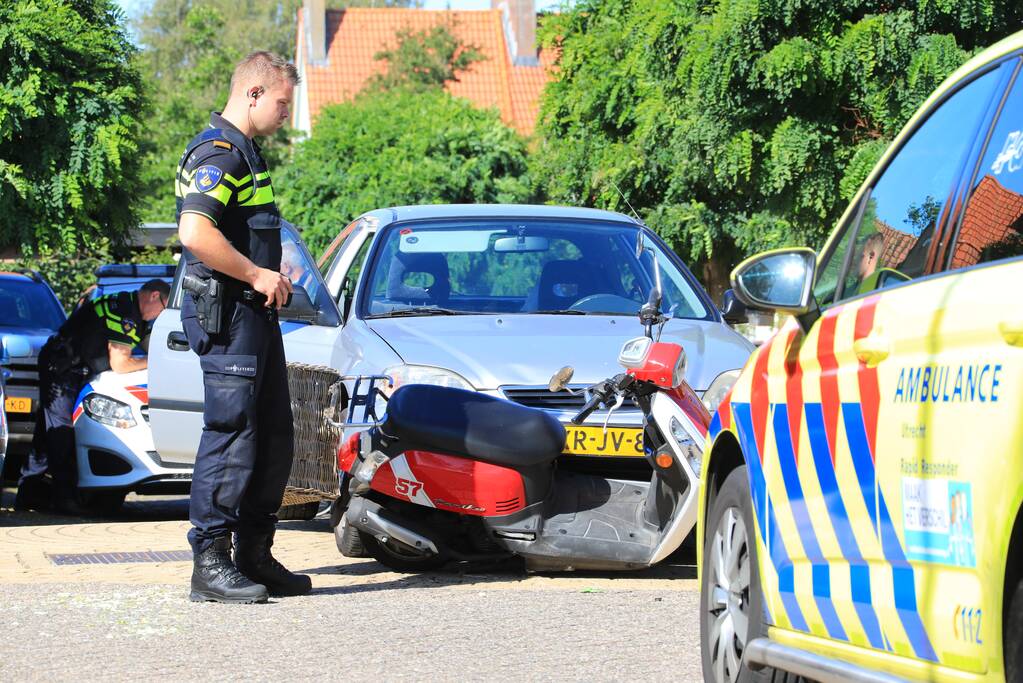 Vrouw op scooter aangereden door auto