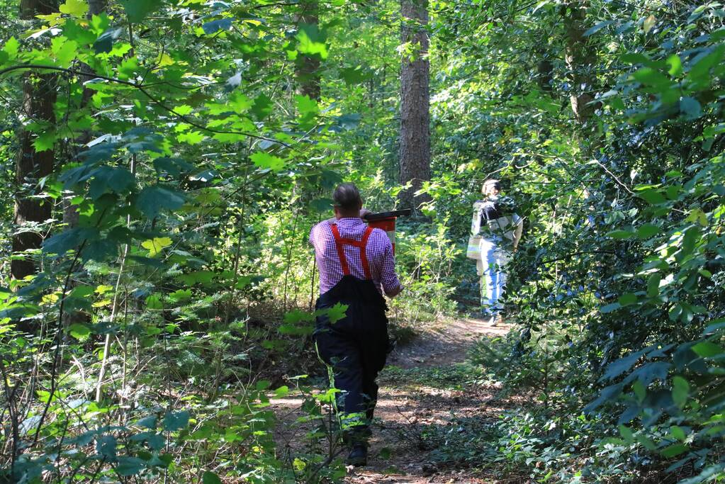 Brandweer blust brand met pionnen