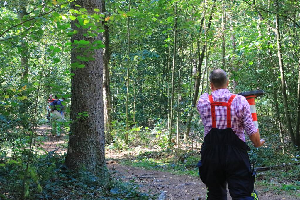 Brandweer blust brand met pionnen