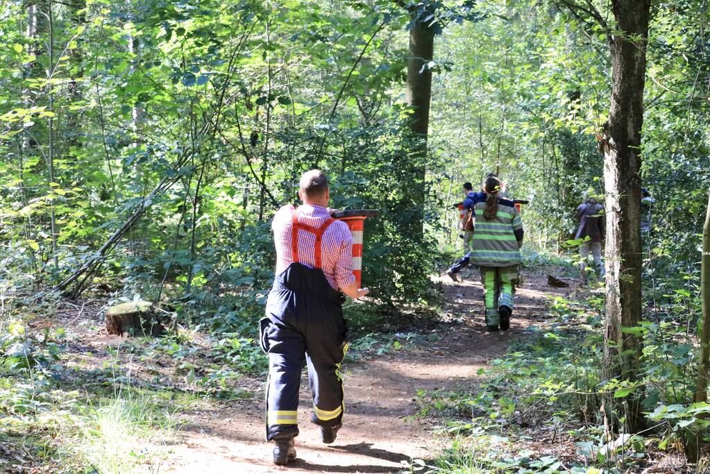 Brandweer blust brand met pionnen