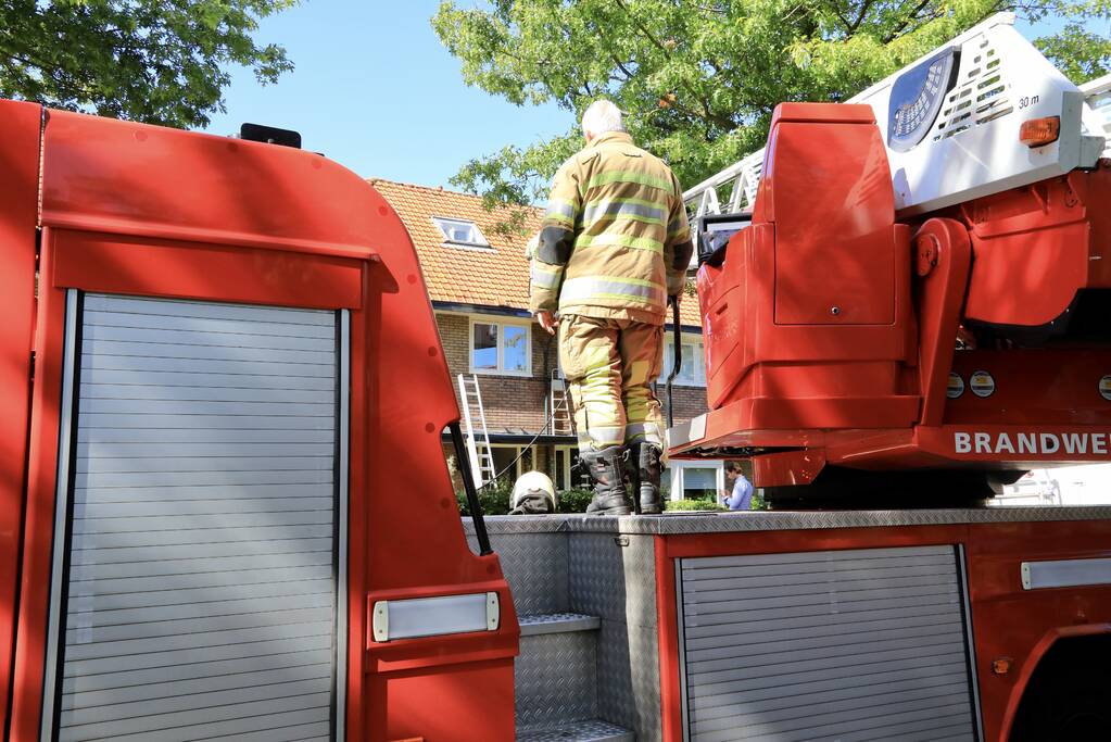 Verfbrander zet dak in brand