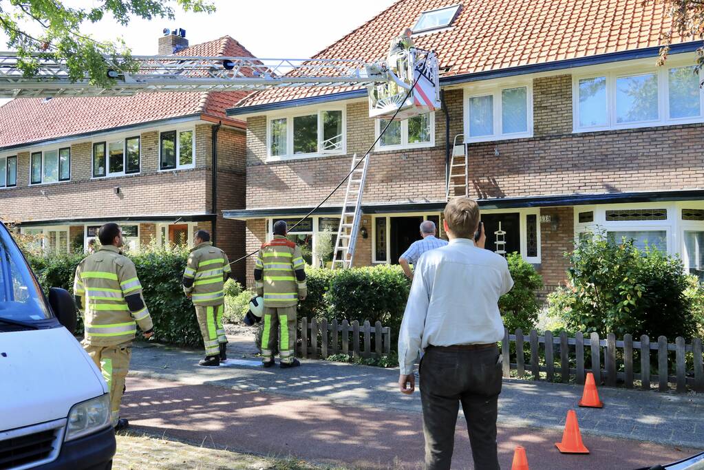 Verfbrander zet dak in brand