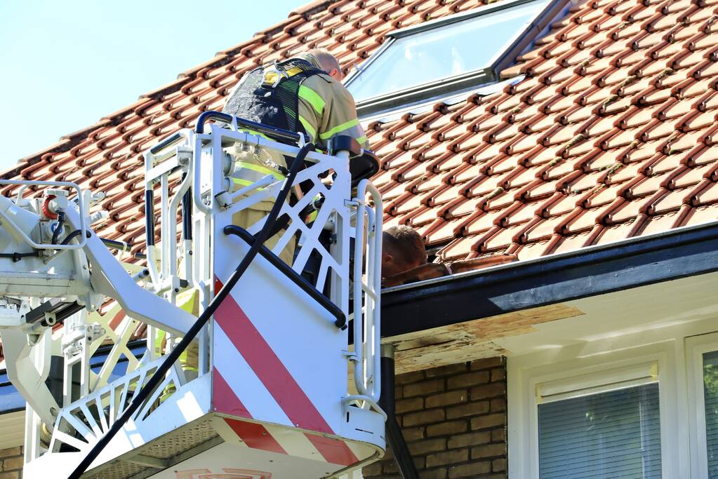 Verfbrander zet dak in brand