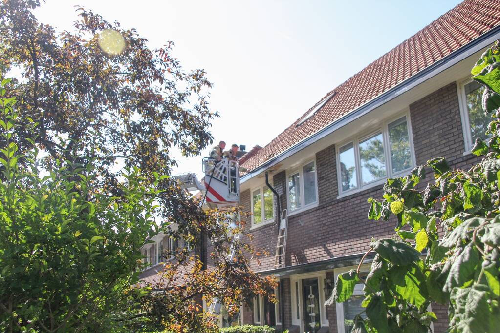 Verfbrander zet dak in brand