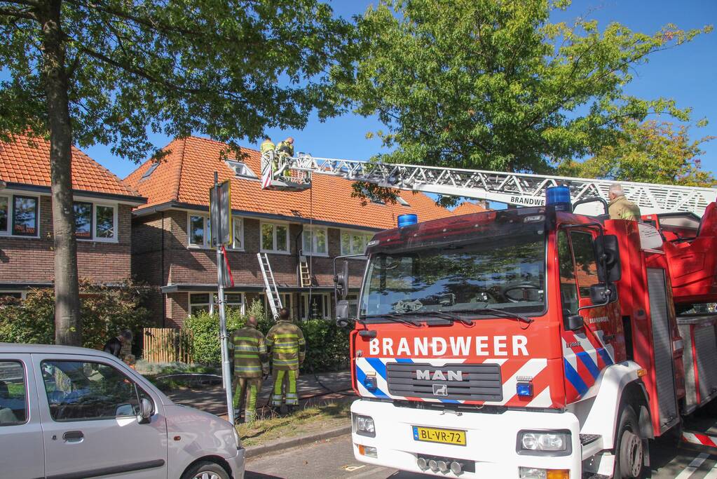 Verfbrander zet dak in brand