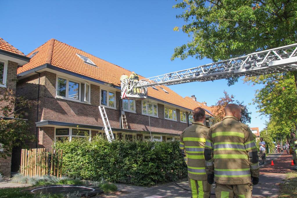 Verfbrander zet dak in brand