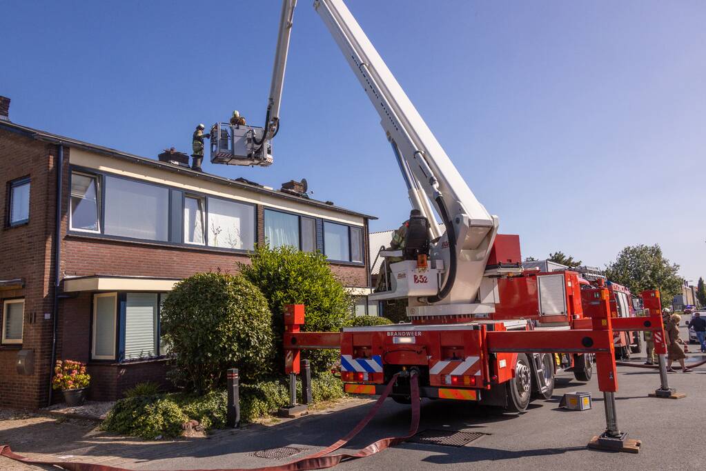 Brand in dakbeschot van woning