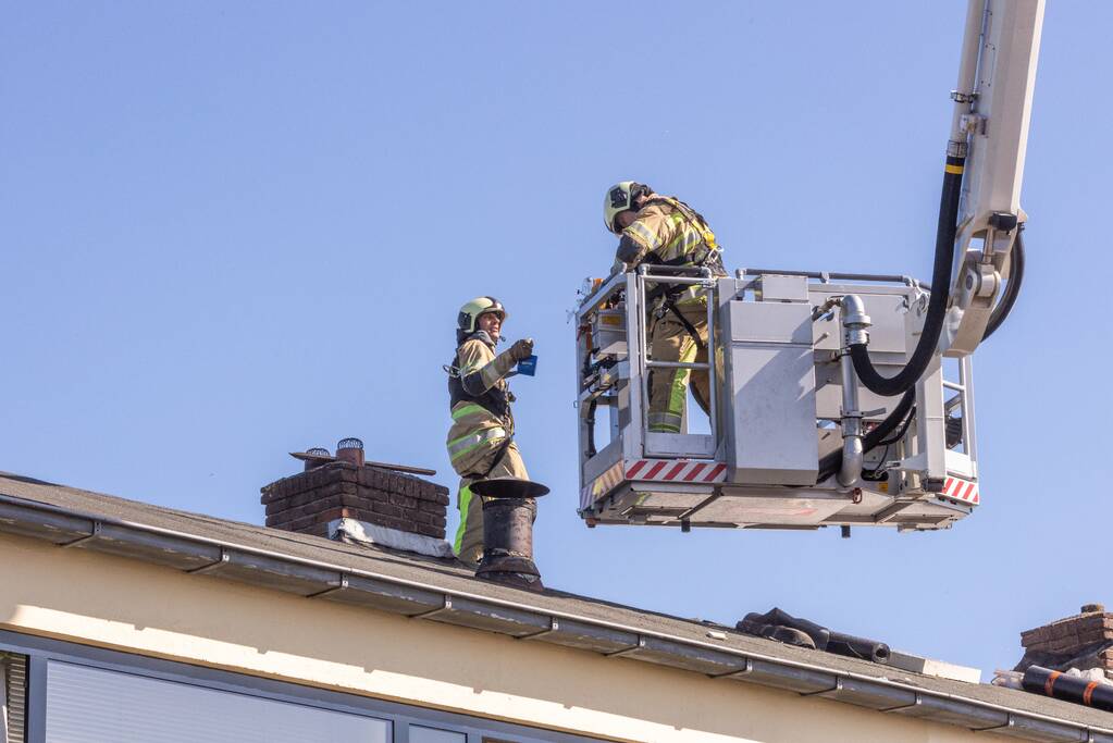 Brand in dakbeschot van woning