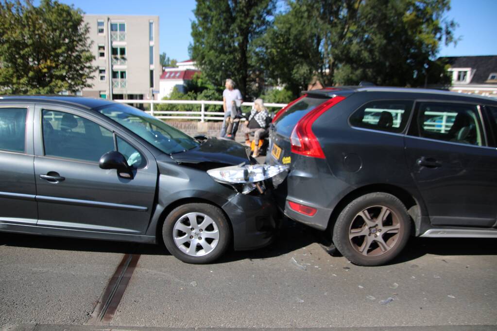 Veel schade bij kop-staartbotsing