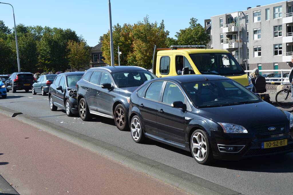 Veel schade bij kop-staartbotsing