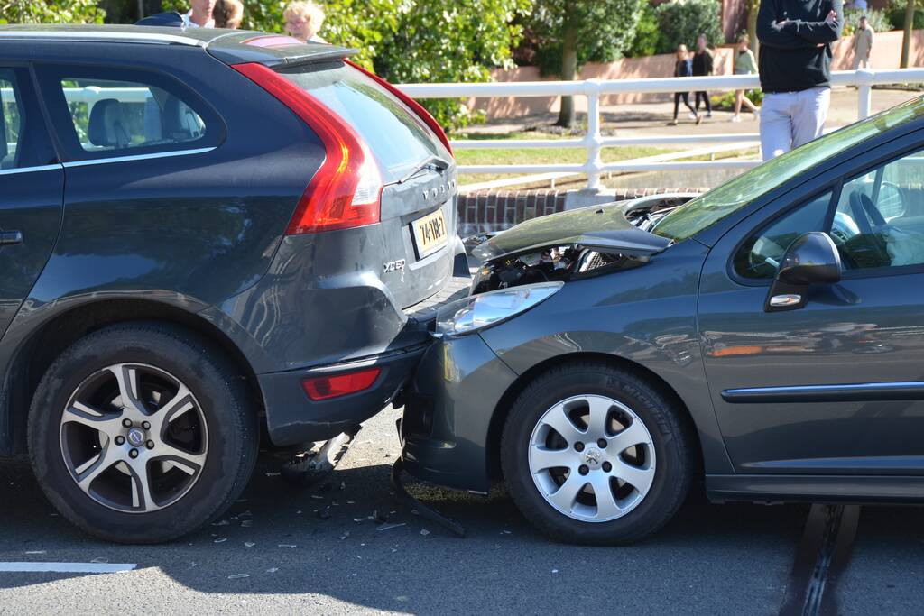 Veel schade bij kop-staartbotsing