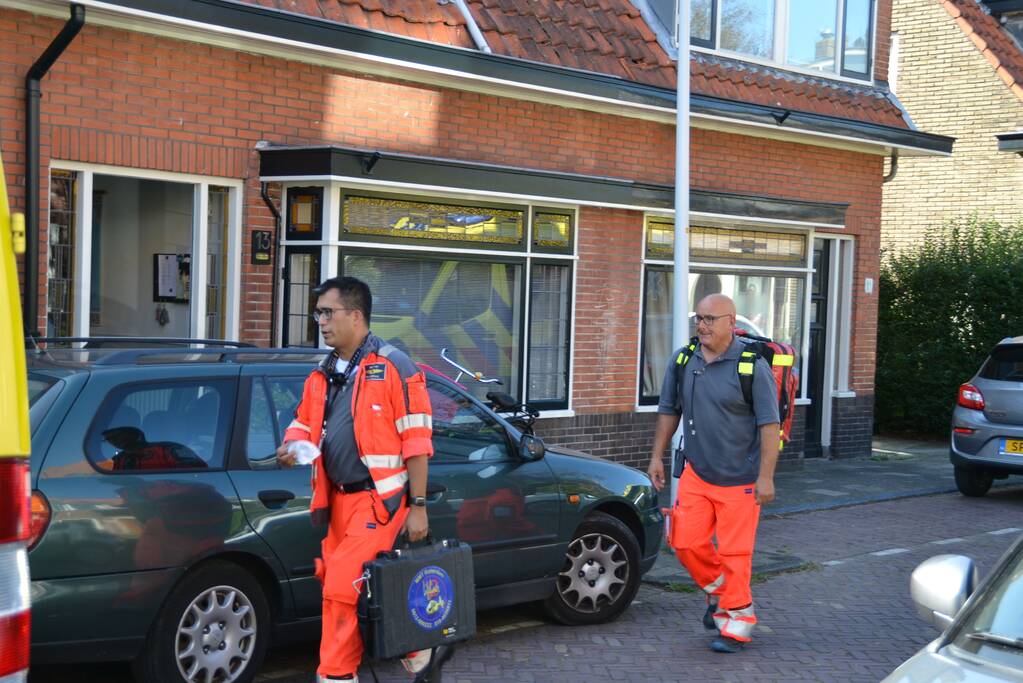 Traumahelikopter landt op grasveld voor incident in woning