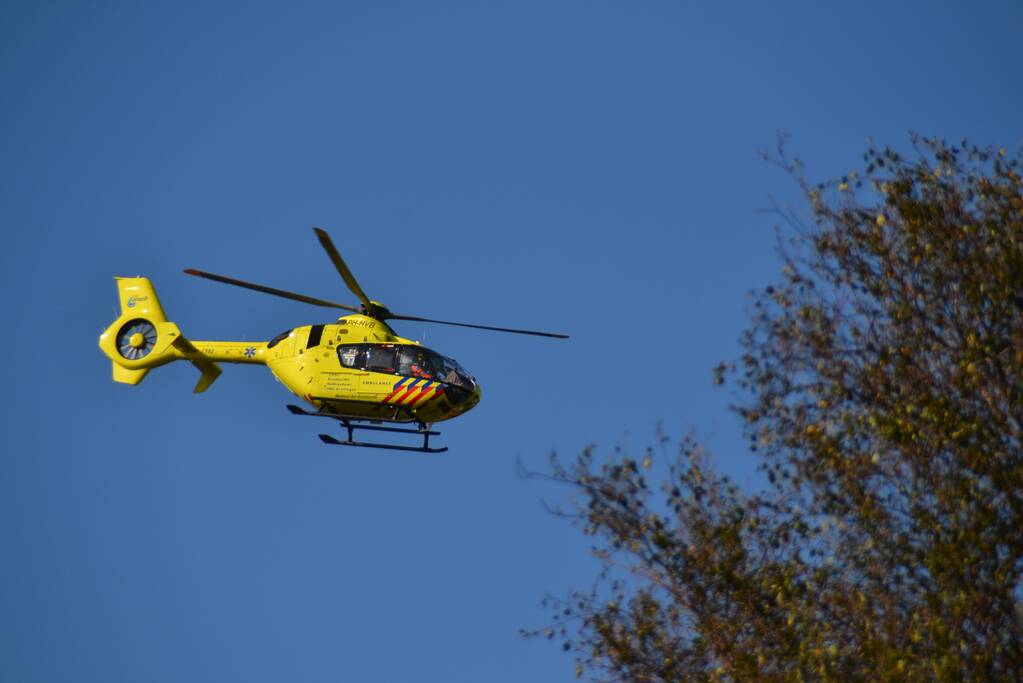 Traumahelikopter landt op grasveld voor incident in woning
