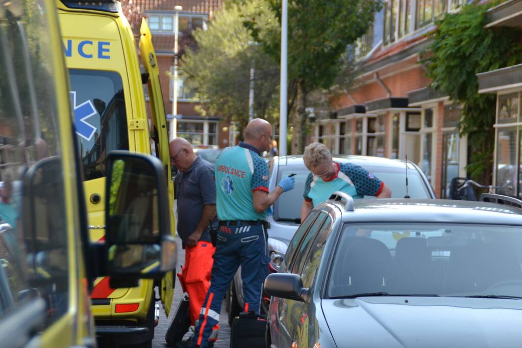 Traumahelikopter landt op grasveld voor incident in woning