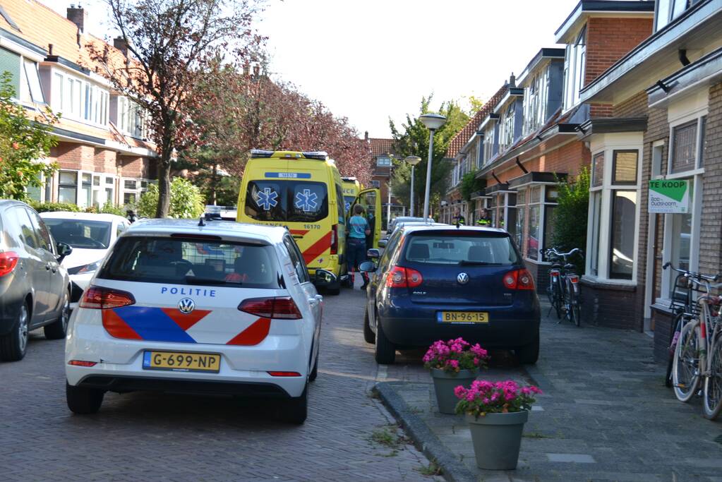 Traumahelikopter landt op grasveld voor incident in woning