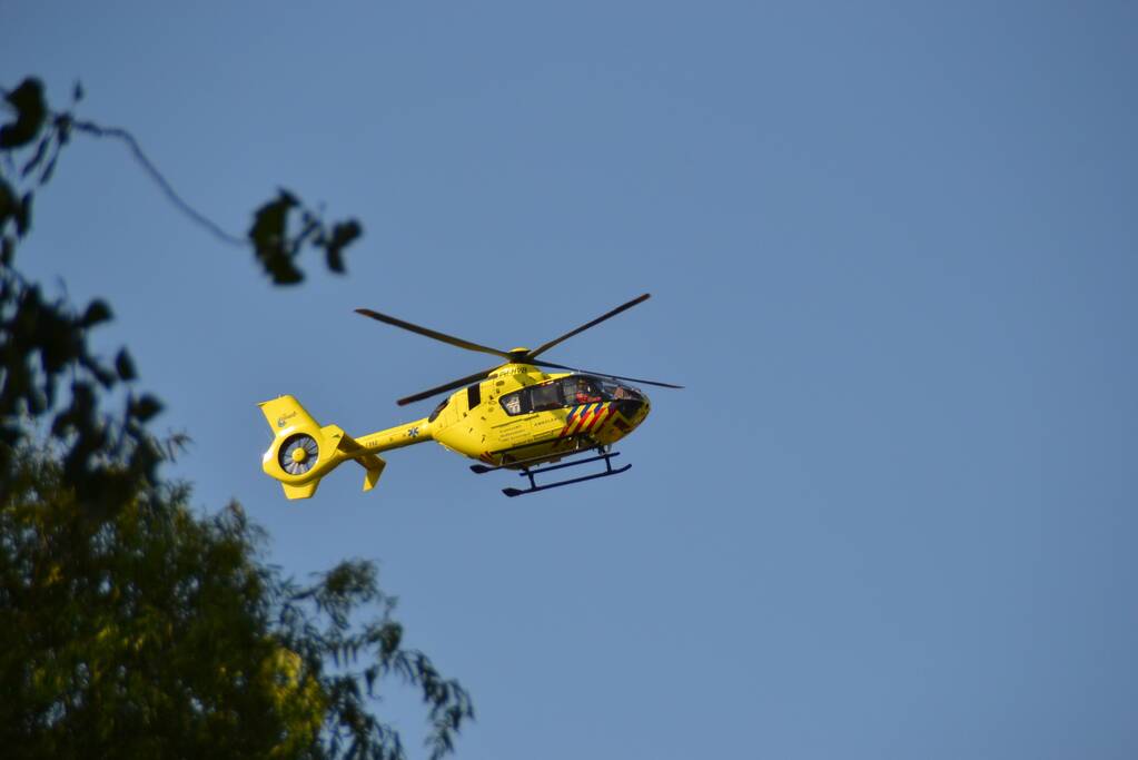 Traumahelikopter landt op grasveld voor incident in woning