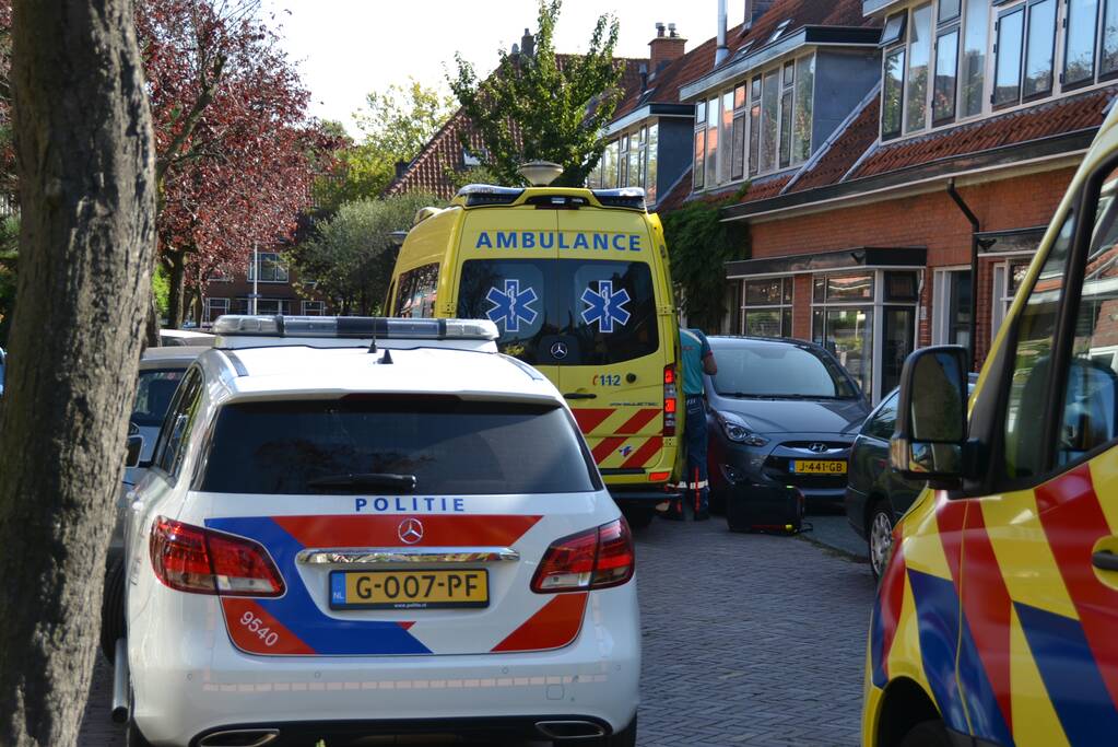 Traumahelikopter landt op grasveld voor incident in woning