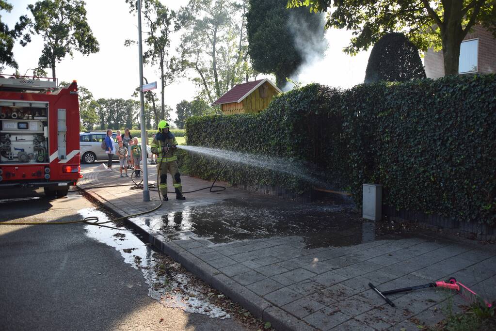Zithoek en groene haag in brand gestoken