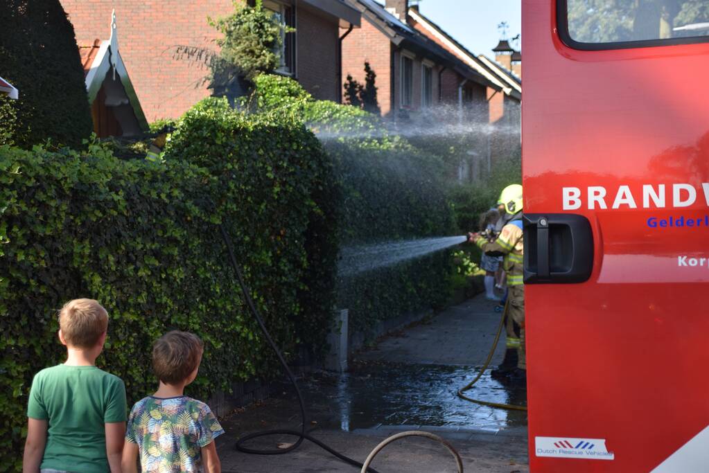 Zithoek en groene haag in brand gestoken