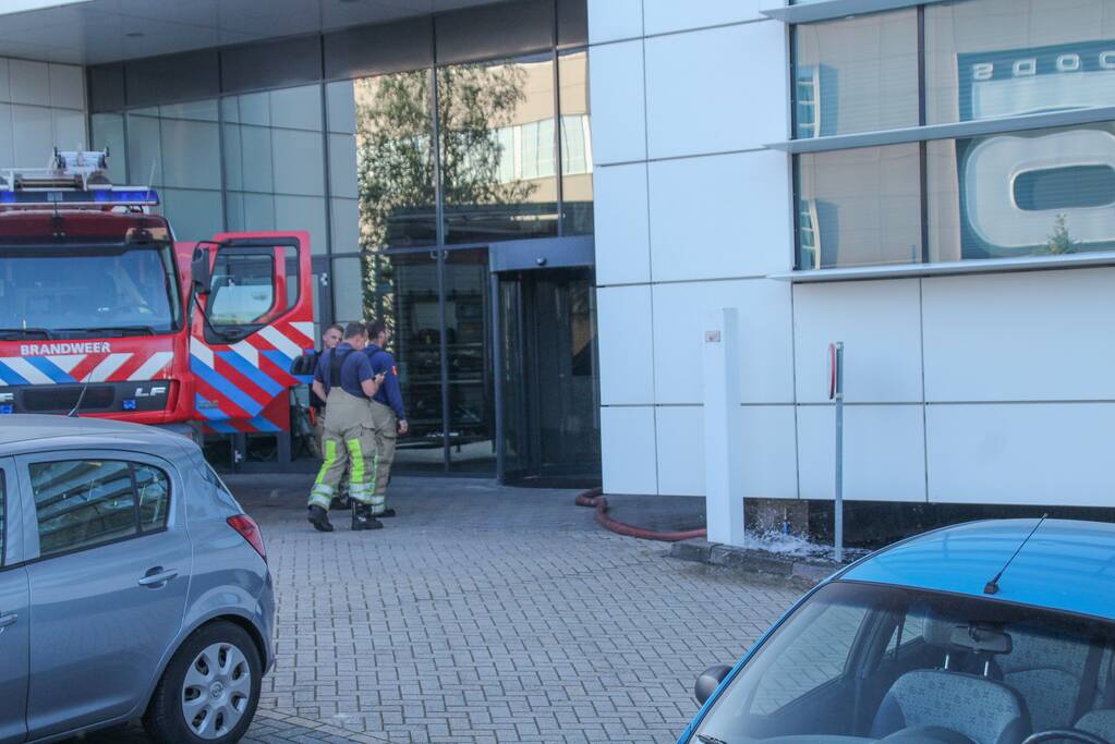 Vijver in bedrijfsgebouw Yokogawa stroomt over