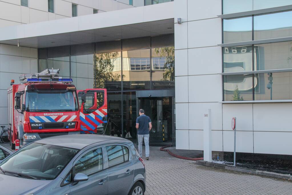 Vijver in bedrijfsgebouw Yokogawa stroomt over