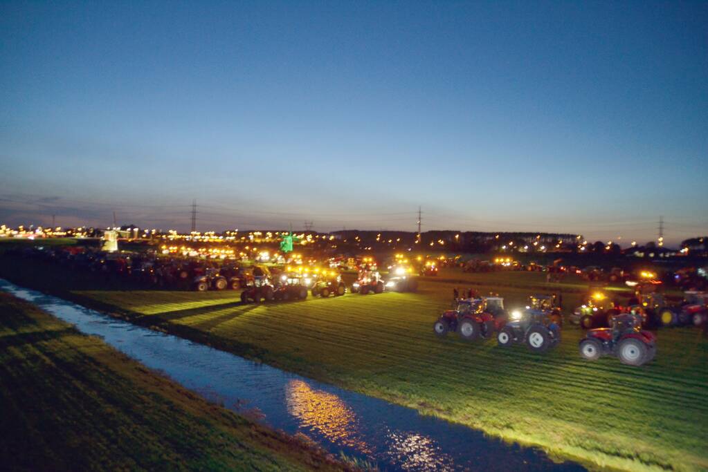 Veel trekkers bij demonstratie op weiland