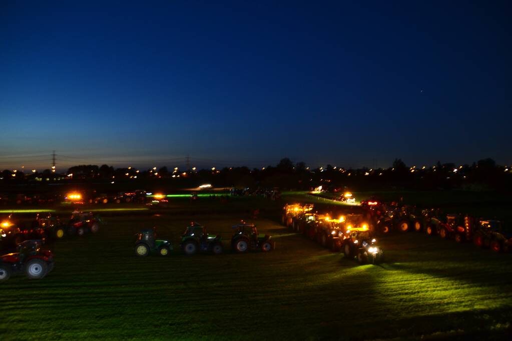 Veel trekkers bij demonstratie op weiland