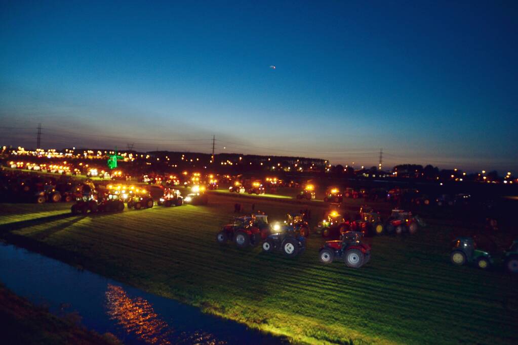Veel trekkers bij demonstratie op weiland