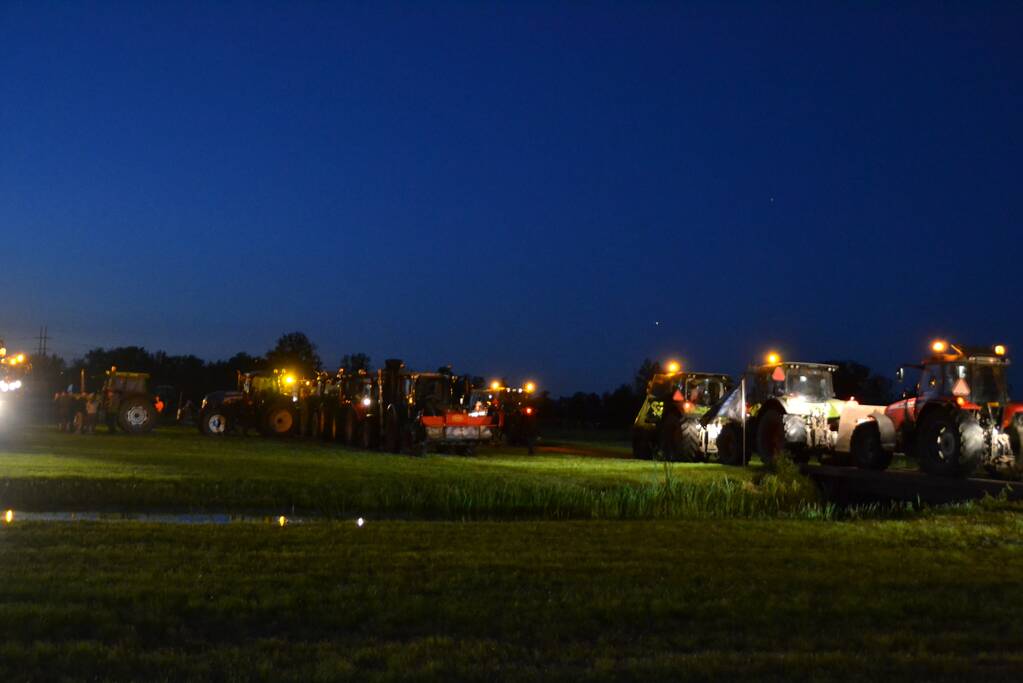 Veel trekkers bij demonstratie op weiland