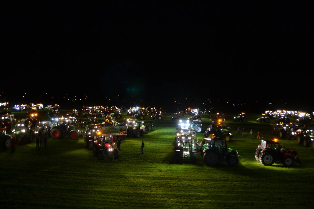 Veel trekkers bij demonstratie op weiland