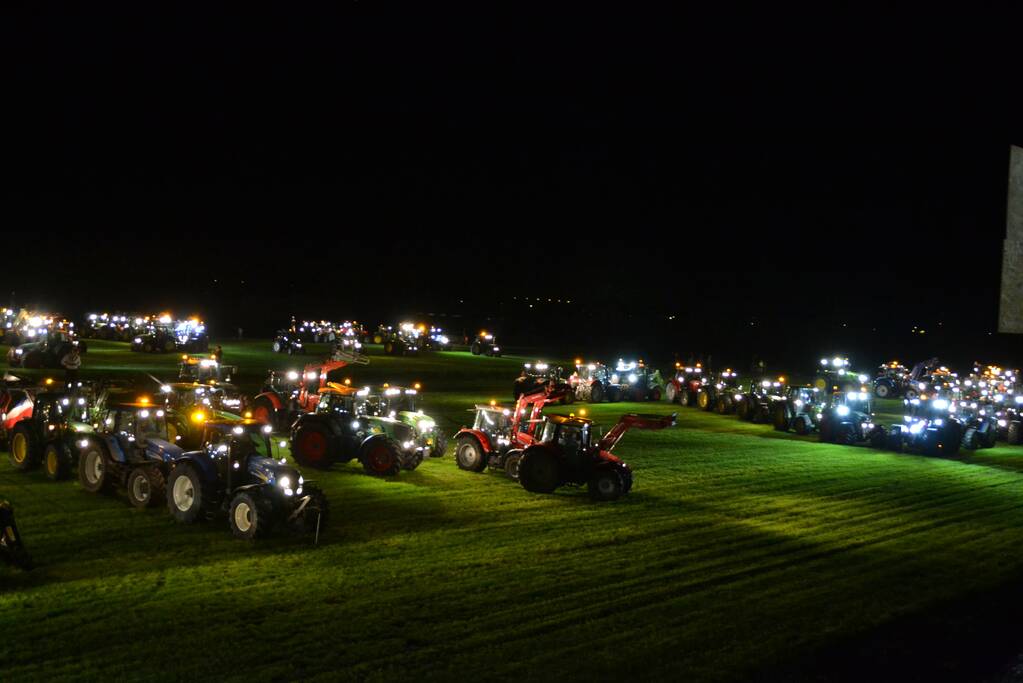 Veel trekkers bij demonstratie op weiland