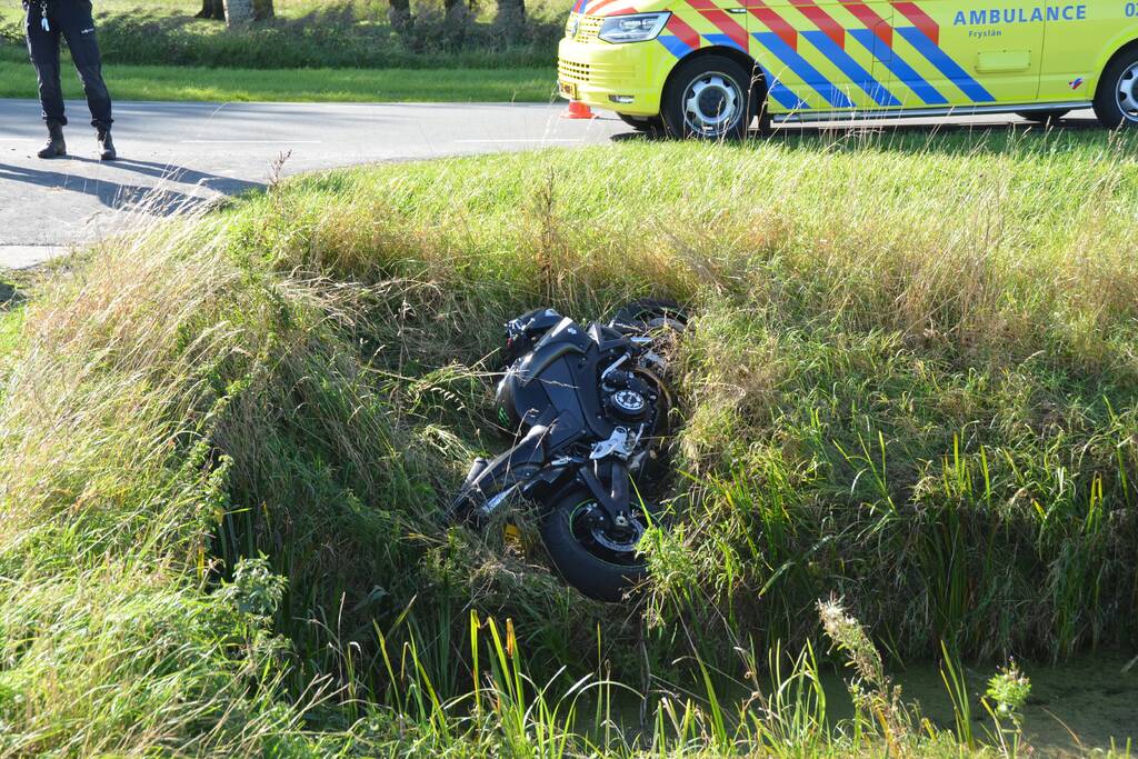 Motor belandt in sloot na aanrijding met auto
