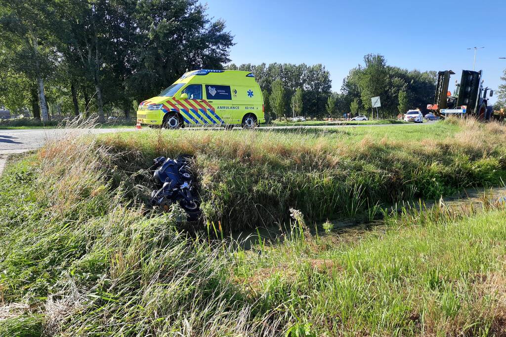 Motor belandt in sloot na aanrijding met auto