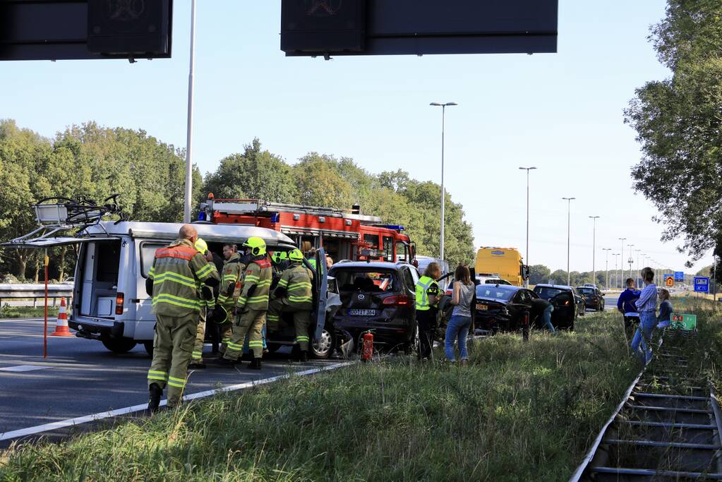 Camper en meerdere auto's betrokken bij kop-staart botsing