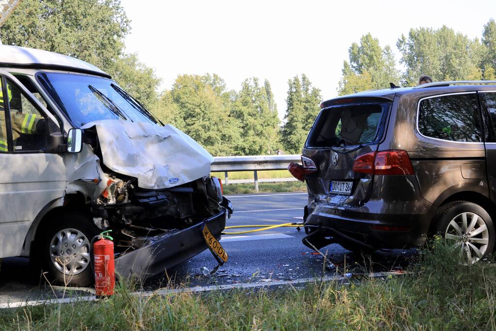 Camper en meerdere auto's betrokken bij kop-staart botsing