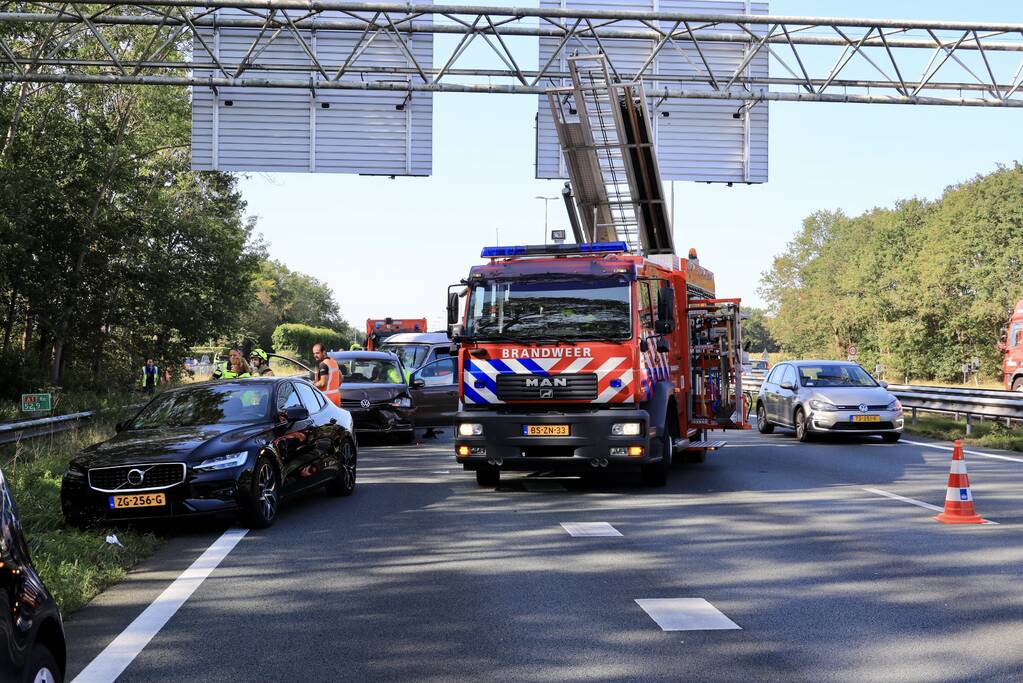 Camper en meerdere auto's betrokken bij kop-staart botsing