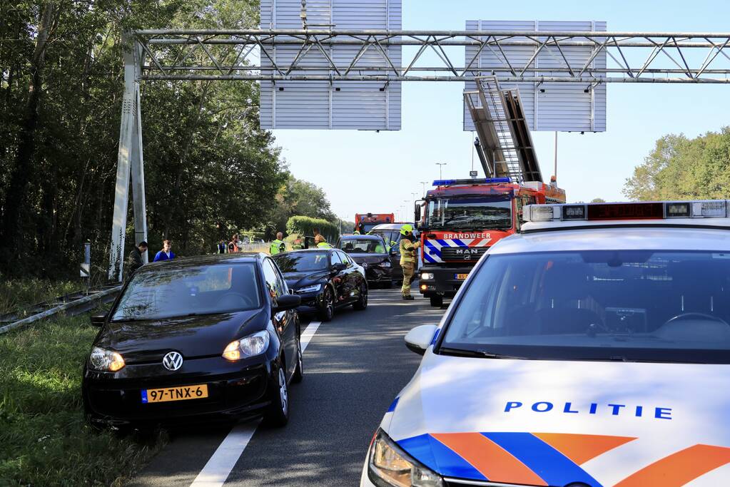 Camper en meerdere auto's betrokken bij kop-staart botsing