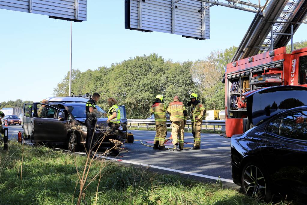 Camper en meerdere auto's betrokken bij kop-staart botsing